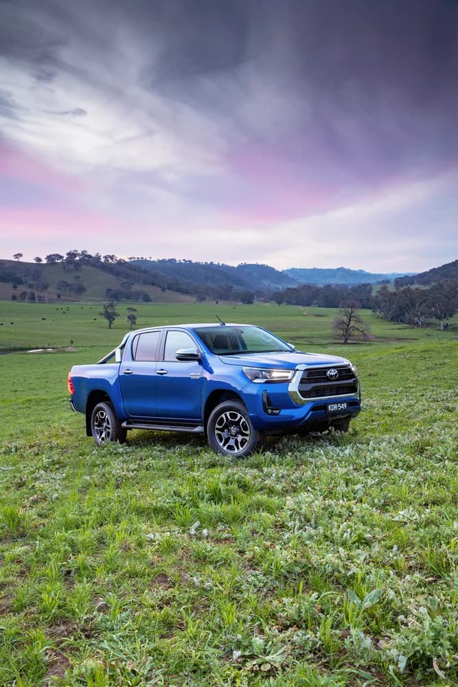 Toyota Hilux 8th gen SR / SR5 (4WD) — 2015–